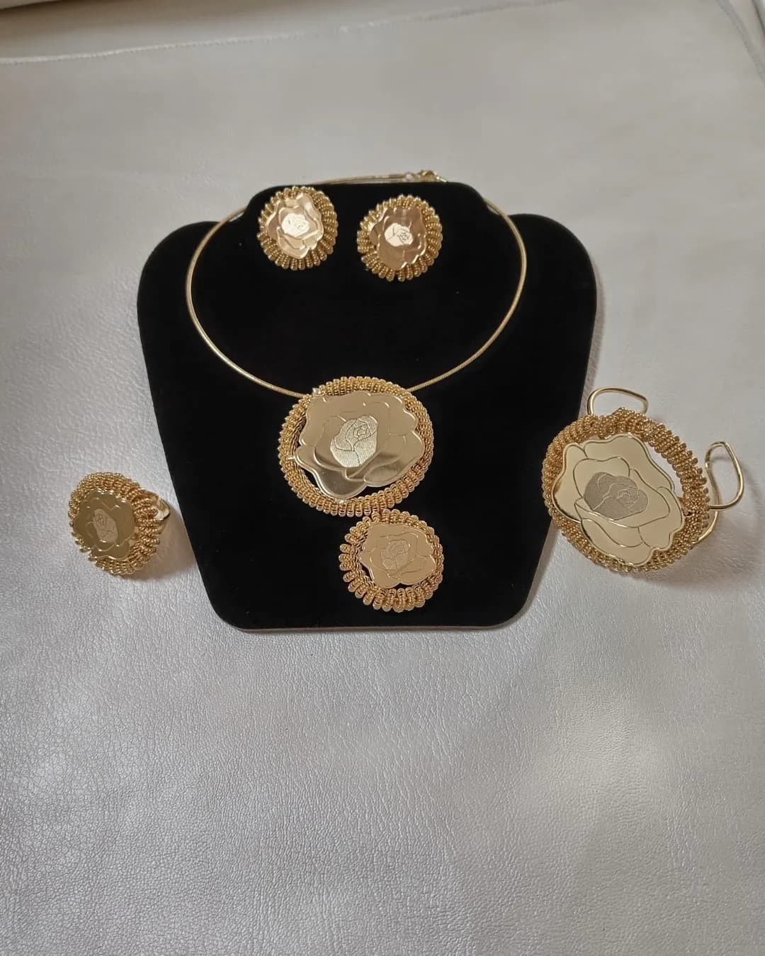 The Rose Set, front view
